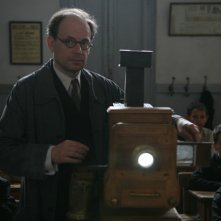 Denis Podalydès nei panni del maestro Bernard in una scena de Il primo uomo