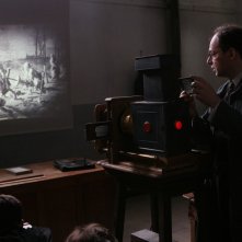 Denis Podalydès, nei panni del maestro Bernard, proietta un film in classe in una scena de Il primo uomo