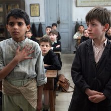 Il piccolo Nino Jouglet con un compagno di classe in una scena de Il primo uomo