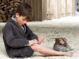 Il piccolo Nino Jouglet in una tenera scena de Il primo uomo