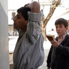 Il piccolo Nino Jouglet offre da mangiare ad un compagno di scuola in una scena de Il primo uomo