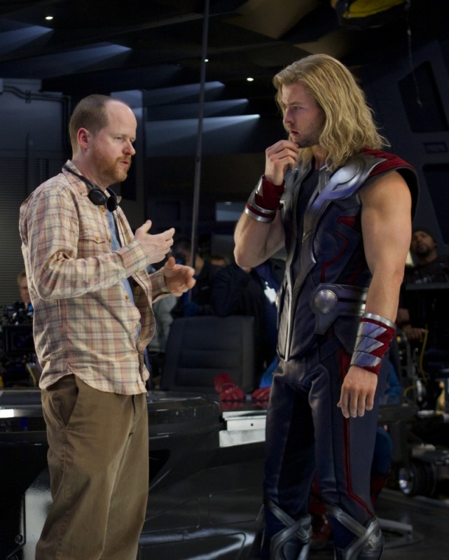 Il Regista Joss Whedon A Colloquio Con Chris Hemsworth Sul Set Di The Avengers 235638