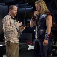 Il regista Joss Whedon a colloquio con Chris Hemsworth sul set di The Avengers