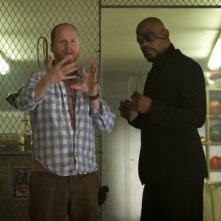 Il regista Joss Whedon parla con Samuel L. Jackson sul set di The Avengers
