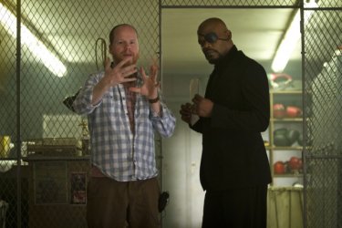 Il regista Joss Whedon parla con Samuel L. Jackson sul set di The Avengers