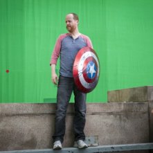 Il regista Joss Whedon sul set di The Avengers si difende con lo scudo di Capitan America