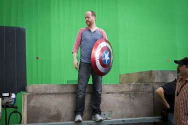 Il regista Joss Whedon sul set di The Avengers si difende con lo scudo di Capitan America