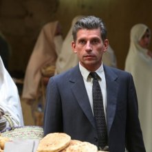 Jacques Gamblin in un mercato di Algeri in una scena de Il primo uomo