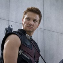 Jeremy Renner è Occhio di Falco in una scena di The Avengers