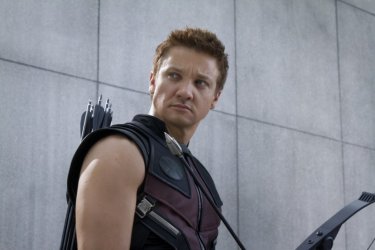 Jeremy Renner è Occhio di Falco in una scena di The Avengers