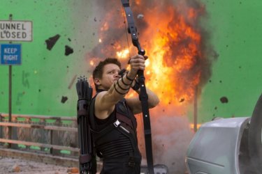 Jeremy Renner nei panni di Occhio di Falco alle prese con il green screen sul set di The Avengers