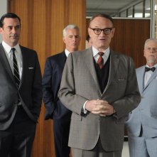 Jon Hamm, John Slattery, Jared Harris e Robert Morse nell'episodio A Little Kiss - Part 2 della quinta stagione di Mad Men