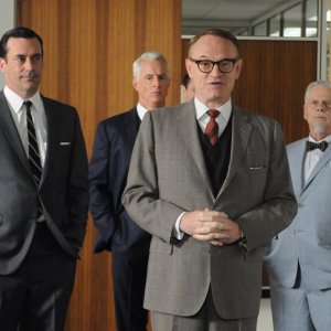 Jon Hamm, John Slattery, Jared Harris e Robert Morse nell'episodio A Little Kiss - Part 2 della quinta stagione di Mad Men