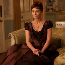 Kristin Scott Thomas è elegantissima in una scena del film Bel Ami