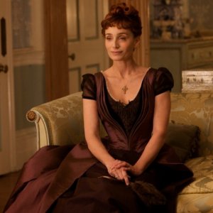 Kristin Scott Thomas è elegantissima in una scena del film Bel Ami