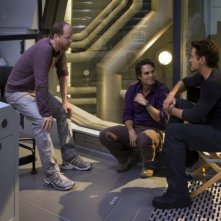 Mark Ruffalo e Robert Downey Jr. sul set di The Avengers a colloquio con il regista Joss Whedon