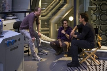 Mark Ruffalo e Robert Downey Jr. sul set di The Avengers a colloquio con il regista Joss Whedon