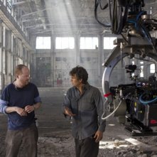 Mark Ruffalo sul set di The Avengers con il regista Joss Whedon