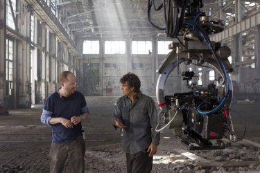 Mark Ruffalo sul set di The Avengers con il regista Joss Whedon