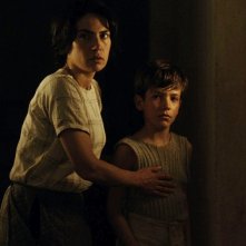 Maya Sansa in una scena de Il primo uomo insieme al piccolo Nino Jouglet