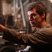 Nicolas Giraud nei panni dello zio Etienne in un'immagine de Il primo uomo