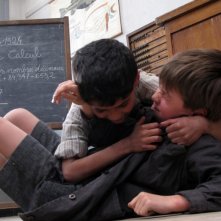 Nino Jouglet si azzuffa con un compagno di classe in una scena de Il primo uomo
