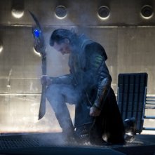 Tom Hiddleston nei panni di Loki in un'intensa scena di The Avengers