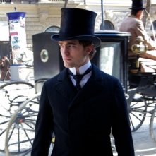 Un accigliato Robert Pattinson in un'immagine tratta dal dramma in costume Bel Ami - Storia di un seduttore