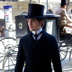 Un accigliato Robert Pattinson in un'immagine tratta dal dramma in costume Bel Ami - Storia di un seduttore