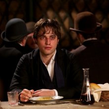 Un malandato Robert Pattinson in una scena di Bel Ami - Storia di un seduttore