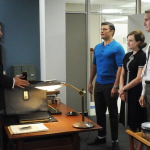 Vincent Kartheiser, Jay R. Ferguson, Elisabeth Moss e Aaron Staton nell'episodio A Little Kiss - Part 1 della quinta stagione di Mad Men