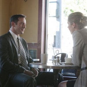 Awake: Brianna Brown e Jason Isaacs in una scena dell'episodio Kate is Enough