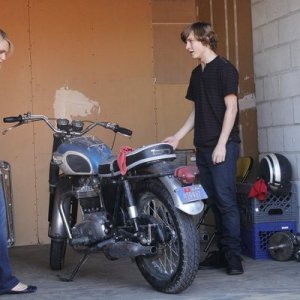 Awake: Logan Miller e Laura Allen in una scena dell'episodio The Little Guy