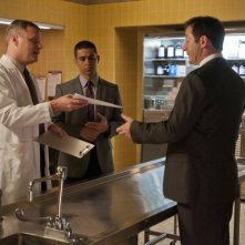 Awake: Wilmer Valderrama e Jason Isaacs in una scena dell'episodio Kate is Enough