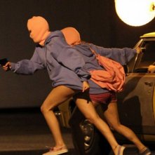 Due delle ladre protagoniste di Spring Breakers in azione