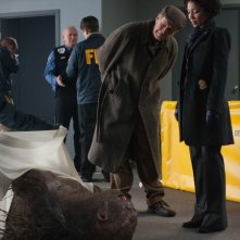 Fringe: John Noble e Jasika Nicole nell'episodio Nothing As It Seems