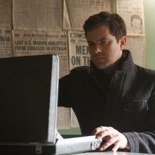 Fringe: Joshua Jackson in una scena dell'episodio A Short Story About Love