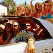 James Franco circondato da Vanessa Hudgens, Selena Gomez e tante altre belle ragazze sul set di Spring Breakers