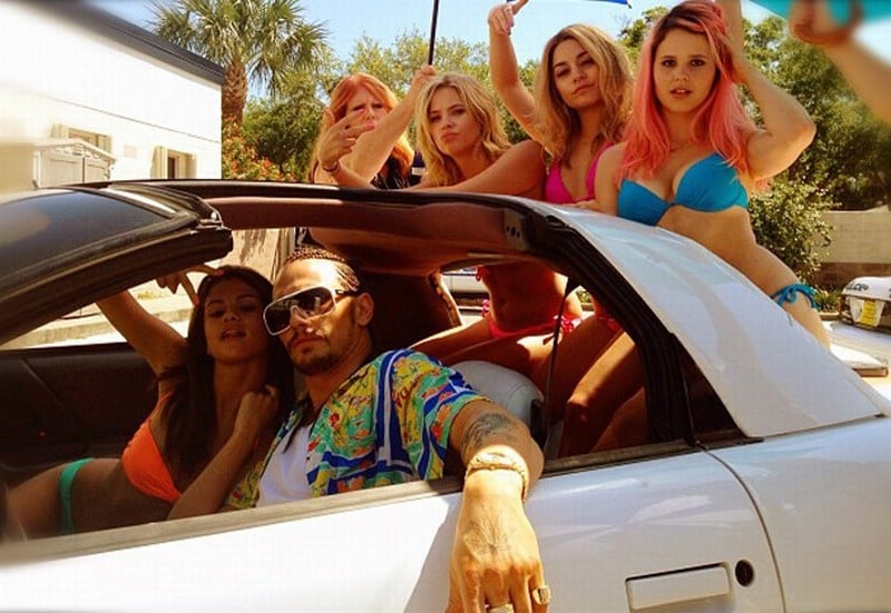 James Franco circondato da Vanessa Hudgens, Selena Gomez e tante altre belle ragazze sul set di Spring Breakers