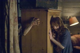 Kristen Connolly alle prese con la creatura mostruosa che la perseguita in Quella casa nel bosco