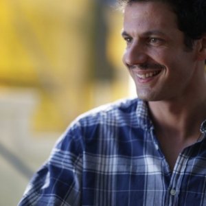 Mehdi Nebbou nella commedia Mince Alors!