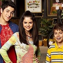 Selena Gomez, David Henrie e Jake T. Austin nella serie I Maghi di Waverly