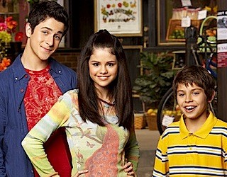 Selena Gomez, David Henrie e Jake T. Austin nella serie I Maghi di Waverly