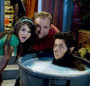 Selena Gomez e David DeLuise sul set della serie I Maghi di Waverly