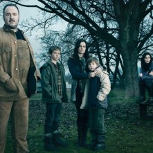 The Killing: Brent Sexton, Evan Bird, Jamie Anne Allman, Seth Isaac Johnson e Michelle Forbes in una immagine promozionale della stagione 2