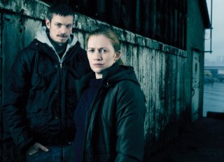 The Killing: Mireille Enos e Joel Kinnaman in una immagine promozionale della stagione 2