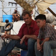 Viaggio in paradiso: Mel Gibson insieme al piccolo Kevin Hernandez in una scena tratta dal film da lui scritto e interpretato