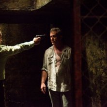 Viaggio in paradiso: Mel Gibson sotto minaccia in una cupa scena del film