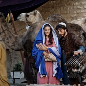 Alissa Jung con Luca Marinelli nella fiction Maria di Nazareth