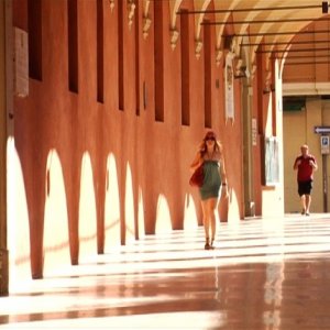 Amore liquido: gli splendidi portici di Bologna in una scena del film
